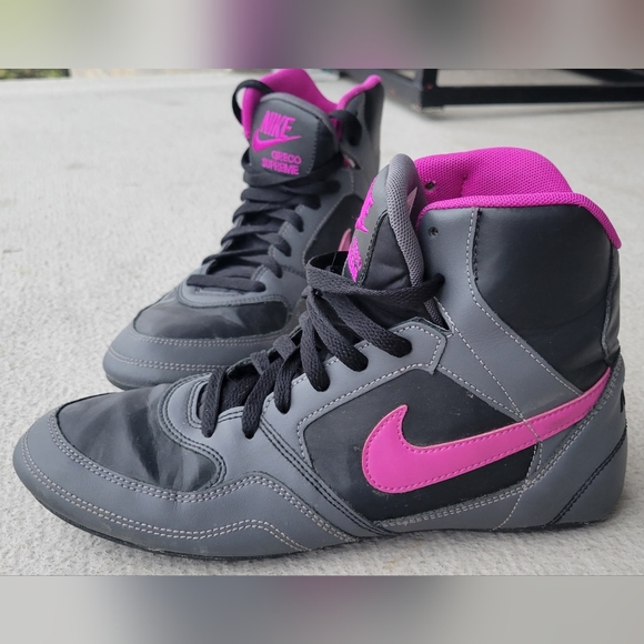 Nike Shoes (9.5) - Picture 3 of 6